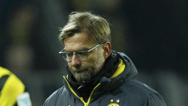Trenér Dortmundu Jürgen Klopp opouští scénu po prohře s Augsburgem. Trenér Dortmundu Jürgen Klopp opouští scénu po prohře s Augsburgem.