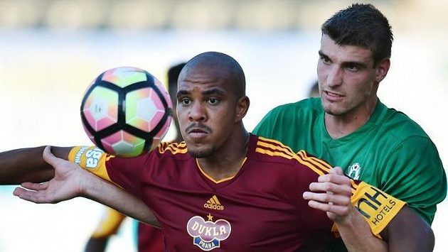 Jablonecký stoper Martin Kouřil (vpravo) brání útočníka Dukly Jeana-Davida Beauguela. Jablonecký stoper Martin Kouřil (vpravo) brání útočníka Dukly Jeana-Davida Beauguela.