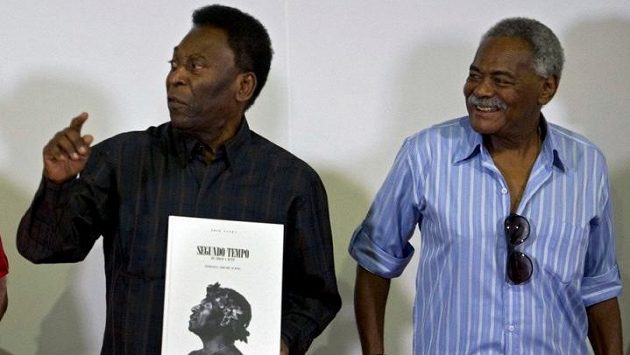 Fotbalový král Pelé se topí v slzách. Zemřel jeho oblíbený spoluhráč Coutinho (vpravo), vlastním jménem Antonio Wilson Vieira Honório. Fotbalový král Pelé se topí v slzách. Zemřel jeho oblíbený spoluhráč Coutinho (vpravo), vlastním jménem Antonio Wilson Vieira Honório.