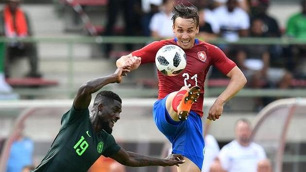 Nigerijec John Ogu (vlevo) v souboji českým reprezentantem Josefem Šuralem. Nigerijec John Ogu (vlevo) v souboji českým reprezentantem Josefem Šuralem.