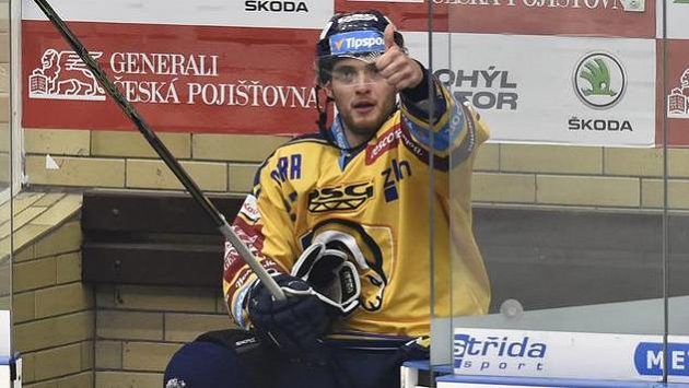 Zlínský Antonín Honejsek na trestné lavici a jeho ironické gesto směrem k rozhodčím. Zlínský Antonín Honejsek na trestné lavici a jeho ironické gesto směrem k rozhodčím.