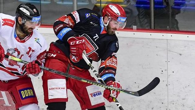 Zleva Martin Vyrůbalík z Olomouce a Matěj Chalupa z Hradce Králové. Zleva Martin Vyrůbalík z Olomouce a Matěj Chalupa z Hradce Králové.