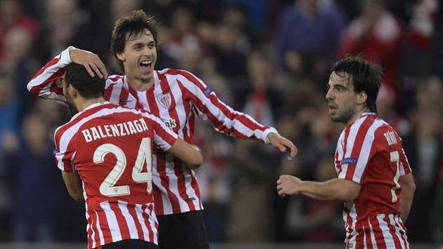 Radost fotbalistů Bilbaa - zleva Mikel Balenziaga, Ander Iturraspe a Benat Etxebarria. Radost fotbalistů Bilbaa - zleva Mikel Balenziaga, Ander Iturraspe a Benat Etxebarria.