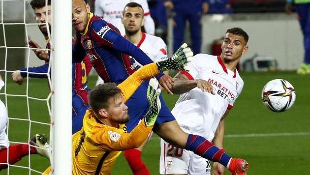 Tomáš Vaclík ze Sevilly řeší spletitou situaci při utkání s Barcelonou. Tomáš Vaclík ze Sevilly řeší spletitou situaci při utkání s Barcelonou.