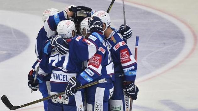 Hráči Komety se radují v Plzni z gólu. Hráči Komety se radují v Plzni z gólu.