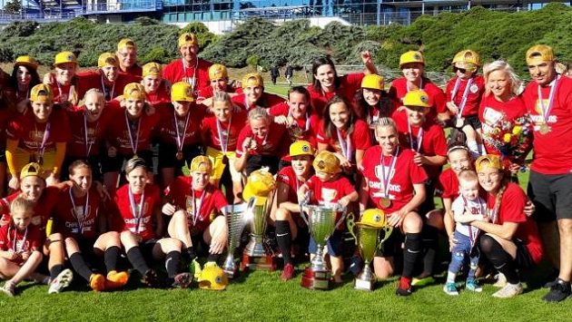 Fotbalistky Sparty s kompletní sbírkou domácích pohárů. Fotbalistky Sparty s kompletní sbírkou domácích pohárů.