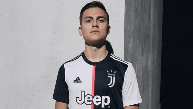 Útočník Paulo Dybala v novém sešívaném dresu Juventusu. Útočník Paulo Dybala v novém sešívaném dresu Juventusu.
