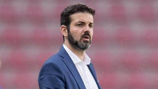 Trenér Sparty Praha Andrea Stramaccioni zažil hořkou soutěžní premiéru... Trenér Sparty Praha Andrea Stramaccioni zažil hořkou soutěžní premiéru...