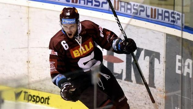 Lukáš Cingel ze Sparty se raduje z gólu na ledě Pardubic. Lukáš Cingel ze Sparty se raduje z gólu na ledě Pardubic.