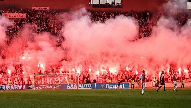 Fanoušci Slavie během utkání s Plzní. Ilustrační snímek. Fanoušci Slavie během utkání s Plzní. Ilustrační snímek.