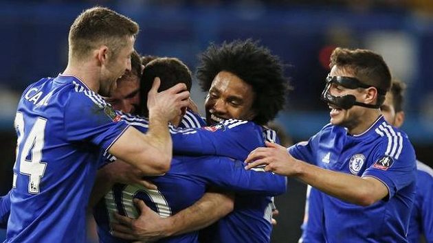 Eden Hazard oslavuje se spoluhráči čtvrtý gól do sítě Manchesteru City Eden Hazard oslavuje se spoluhráči čtvrtý gól do sítě Manchesteru City
