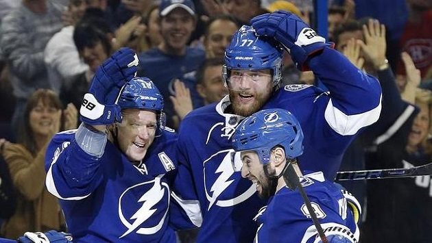 Radující se Ondřej Palát (18), Victor Hedman (77) a Tyler Johnson (9) z Tampy při utkání s Montrealem. Radující se Ondřej Palát (18), Victor Hedman (77) a Tyler Johnson (9) z Tampy při utkání s Montrealem.