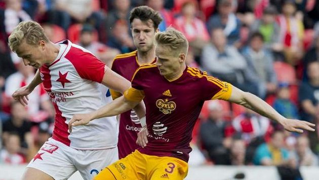 Zleva Antonín Barák ze Slavie, Marek Hanousek a Štěpán Koreš, oba z Dukly. Zleva Antonín Barák ze Slavie, Marek Hanousek a Štěpán Koreš, oba z Dukly.