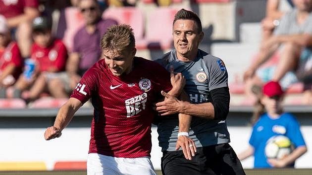 Martin Frýdek ze Sparty (vlevo) a Lukasz Janoszka z Lubinu. Martin Frýdek ze Sparty (vlevo) a Lukasz Janoszka z Lubinu.
