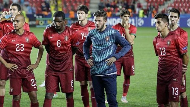 Zklamaní Portugalci po porážce ve finále ME fotbalistů do 21 let. Zklamaní Portugalci po porážce ve finále ME fotbalistů do 21 let.
