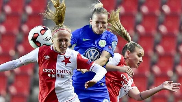 V hlavičkovém souboji hráčky Slavie Jitka Chlastáková (vlevo) a Aneta Dědinová a Isabel Kerchowskiová (uprostřed) z Wolfsburgu. V hlavičkovém souboji hráčky Slavie Jitka Chlastáková (vlevo) a Aneta Dědinová a Isabel Kerchowskiová (uprostřed) z Wolfsburgu.