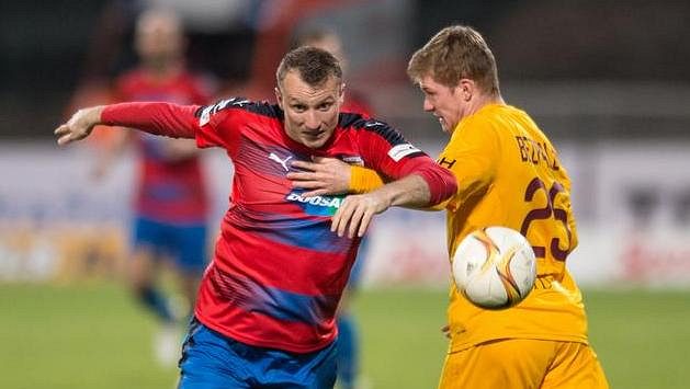 Michael Krmenčík z Viktorie Plzeň a obránce Dukly Praha Michal Bezpalec v duelu na Julisce. Michael Krmenčík z Viktorie Plzeň a obránce Dukly Praha Michal Bezpalec v duelu na Julisce.