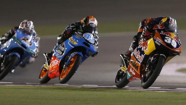 Španěl Luis Salom (39) ovládl v Kataru závod Moto3. Španěl Luis Salom (39) ovládl v Kataru závod Moto3.