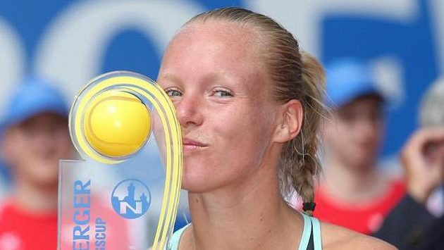 Nizozemská tenistka Kiki Bertensová slaví triumf na turnaji v Norimberku. Nizozemská tenistka Kiki Bertensová slaví triumf na turnaji v Norimberku.