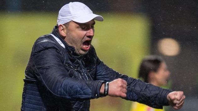 Trenér Slovanu Liberec Jindřich Trpišovský oslavuje vítězství 3:2 nad Jabloncem. Trenér Slovanu Liberec Jindřich Trpišovský oslavuje vítězství 3:2 nad Jabloncem.