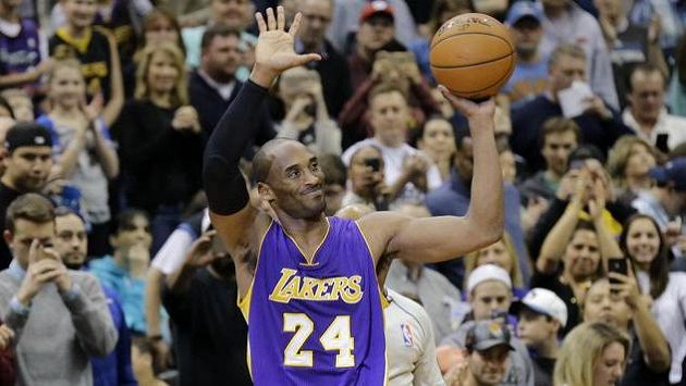 Opora Los Angeles Lakers Kobe Bryant si užívá ovace diváků. Opora Los Angeles Lakers Kobe Bryant si užívá ovace diváků.