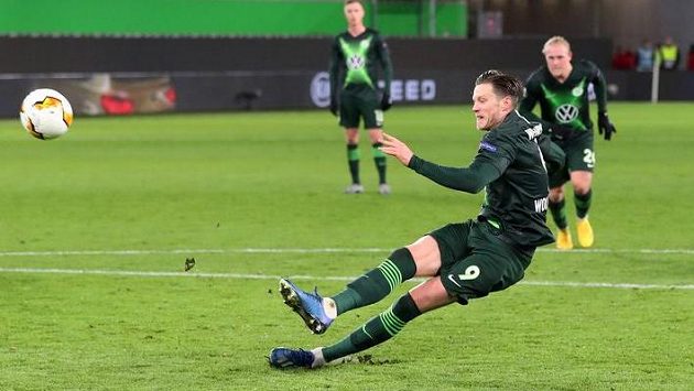 Útočník Wolfsburgu Wout Weghorst při neúspěšné penaltě proti Šachtaru Doněck. Útočník Wolfsburgu Wout Weghorst při neúspěšné penaltě proti Šachtaru Doněck.