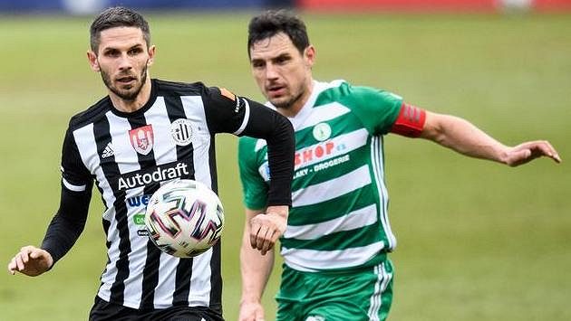Petr Javorek (vlevo) z Českých Budějovic a Josef Jindřišek z Bohemians. Petr Javorek (vlevo) z Českých Budějovic a Josef Jindřišek z Bohemians.