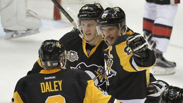 Trevor Daley (6), Jake Guentzel (59) a Sidney Crosby (87) z Pittsburghu se radují z gólu posledně jmenovaného proti Ottawě. Trevor Daley (6), Jake Guentzel (59) a Sidney Crosby (87) z Pittsburghu se radují z gólu posledně jmenovaného proti Ottawě.