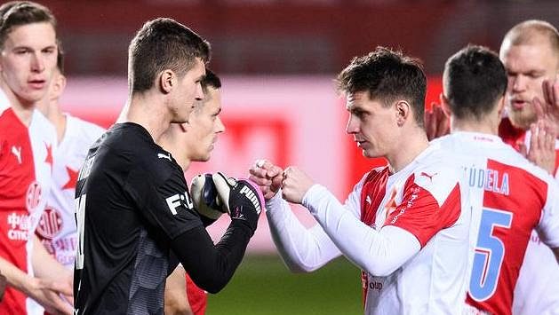 Brankář Slavie Praha Matyáš Vágner a Lukáš Masopust během utkání s Opavou. Brankář Slavie Praha Matyáš Vágner a Lukáš Masopust během utkání s Opavou.