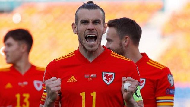 Kapitán Walesu Gareth Bale se raduje po jednom ze svých gólů proti Bělorusku. Stihne po zranění duel v Praze? Kapitán Walesu Gareth Bale se raduje po jednom ze svých gólů proti Bělorusku. Stihne po zranění duel v Praze?