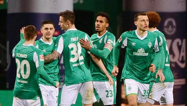 Brémský Theodor Gebre Selassie (23) se raduje se spoluhráči po gólu proti Frankfurtu. Brémský Theodor Gebre Selassie (23) se raduje se spoluhráči po gólu proti Frankfurtu.