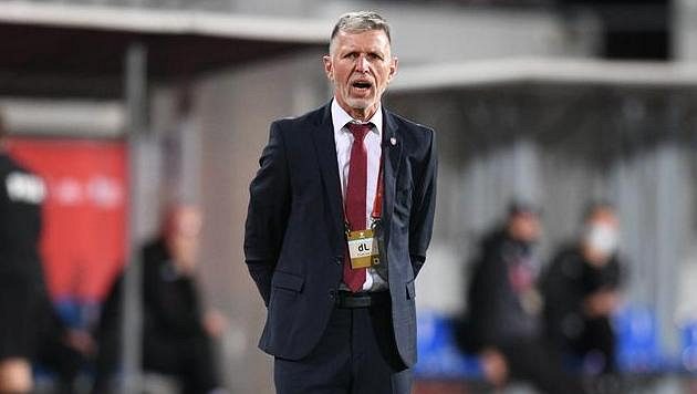 Trenér české fotbalové reprezentace Jaroslav Šilhavý sleduje dění na hřišti v utkání kvalifikace MS proti Bělorusku. Trenér české fotbalové reprezentace Jaroslav Šilhavý sleduje dění na hřišti v utkání kvalifikace MS proti Bělorusku.