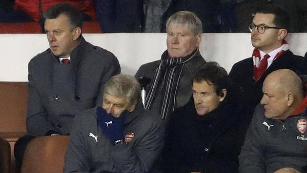 Manažer Arsenalu Arséne Wenger má o čem přemýšlet. Jeho svěřenci nezvládli zápas 3. kola FA Cupu na hřišti Nottinghamu. Manažer Arsenalu Arséne Wenger má o čem přemýšlet. Jeho svěřenci nezvládli zápas 3. kola FA Cupu na hřišti Nottinghamu.