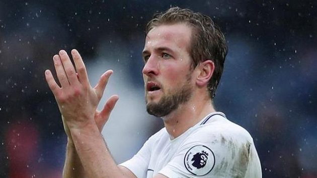 Harry Kane rozhodl londýnské derby ve prospěch Tottenhamu. Harry Kane rozhodl londýnské derby ve prospěch Tottenhamu.