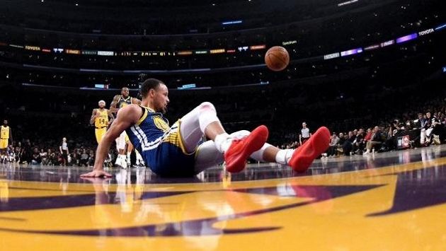 Basketbalista Stephen Curry skončil místo úspěšné smeče na palubovce. Basketbalista Stephen Curry skončil místo úspěšné smeče na palubovce.
