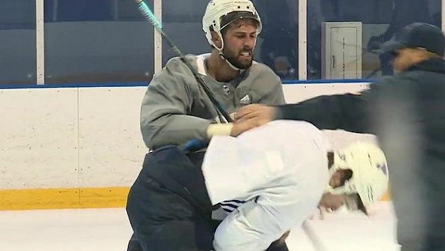 Obránce Robert Bortuzzo a útočník Zach Sanford ze St. Louis Blues se poprali na tréninku. Obránce Robert Bortuzzo a útočník Zach Sanford ze St. Louis Blues se poprali na tréninku.