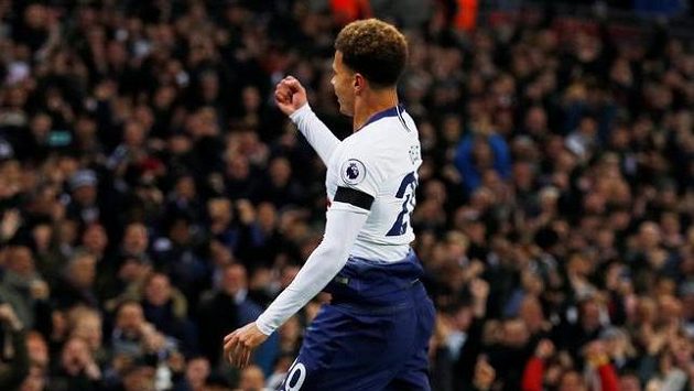 Záložník Tottenhamu Dele Alli poslal Kohouty proti Chelsea do vedení. Záložník Tottenhamu Dele Alli poslal Kohouty proti Chelsea do vedení.