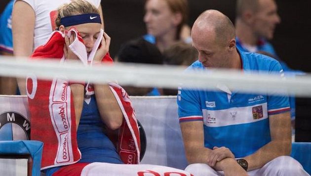 Zklamaná Petra Kvitová a kapitán Petr Pála po prohraném zápasu s Marií Šarapovovou ve finále Fed Cupu v Praze. Zklamaná Petra Kvitová a kapitán Petr Pála po prohraném zápasu s Marií Šarapovovou ve finále Fed Cupu v Praze.