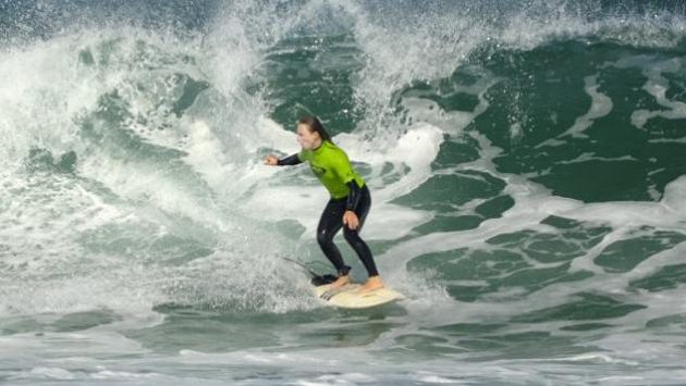 Šárka Pančochová při mistrovství republiky v surfingu. Šárka Pančochová při mistrovství republiky v surfingu.