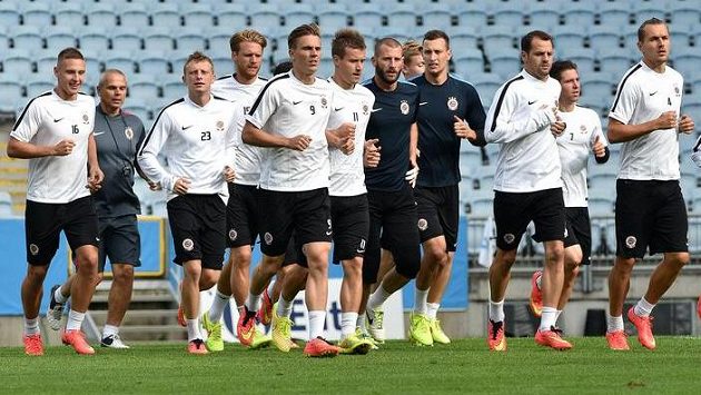 Ondřej Švejdík (první zprava) vede fotbalisty Sparty při výběhu během předzápasového tréninku ve švédském Malmö. Ondřej Švejdík (první zprava) vede fotbalisty Sparty při výběhu během předzápasového tréninku ve švédském Malmö.