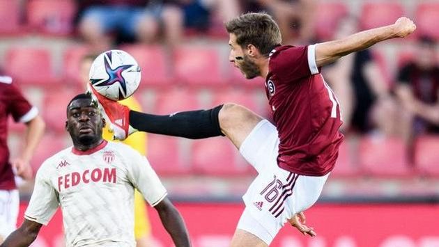 Michal Sáček (vpravo) ze Sparty Praha během utkání 3. předkola Ligy mistrů s Monakem. Michal Sáček (vpravo) ze Sparty Praha během utkání 3. předkola Ligy mistrů s Monakem.