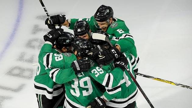 Radost hokejistů Dallasu po vítězném gólu v prodloužení třetího zápasu semifinále Stanley Cupu. Radost hokejistů Dallasu po vítězném gólu v prodloužení třetího zápasu semifinále Stanley Cupu.