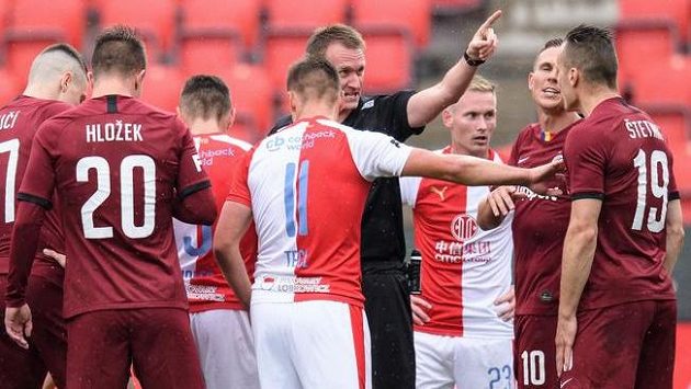 Rozhodčí Berka a Lukáš Štetina ze Sparty (první zprava) během strkanice v derby na Slavii. Rozhodčí Berka a Lukáš Štetina ze Sparty (první zprava) během strkanice v derby na Slavii.