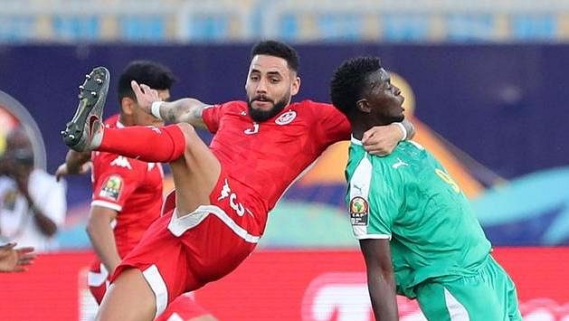 Tunisan Dylan Bronn (vlevo) a M'Baye Niang ze Senegalu. Tunisan Dylan Bronn (vlevo) a M'Baye Niang ze Senegalu.