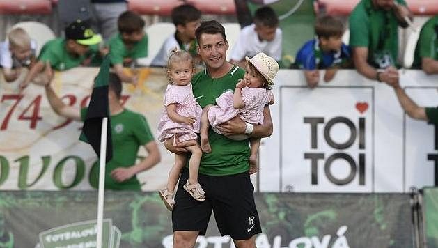 Rudolf Skácel z 1. FK Příbram s dětmi po utkání, ve kterém se rozloučil s profesionální kariérou. Rudolf Skácel z 1. FK Příbram s dětmi po utkání, ve kterém se rozloučil s profesionální kariérou.