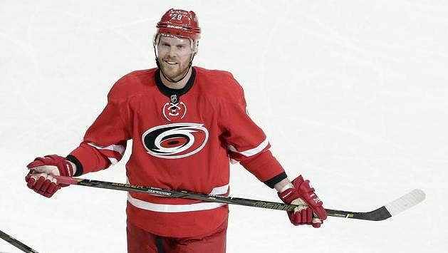 Kanadský hokejový útočník Bryan Bickell z Caroliny, kterému bylo v listopadu zjištěno onemocnění roztroušenou sklerózou, po této sezóně ukončí kariéru v NHL. Kanadský hokejový útočník Bryan Bickell z Caroliny, kterému bylo v listopadu zjištěno onemocnění roztroušenou sklerózou, po této sezóně ukončí kariéru v NHL.
