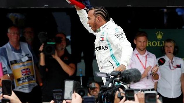 Nadšení fanoušci gratulují domácí hvězdy Lewisi Hamiltonovi Nadšení fanoušci gratulují domácí hvězdy Lewisi Hamiltonovi