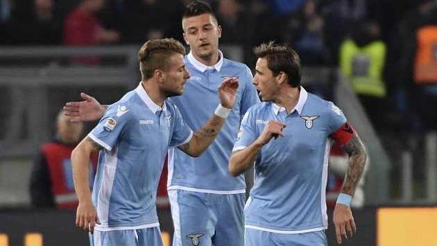 Fotbalisté Lazia Řím počtvrté za sebou v italské lize zvítězili. Doma porazili FC Turín 3:1 a na čtvrtém místě tabulky vystřídali Inter Milán. Fotbalisté Lazia Řím počtvrté za sebou v italské lize zvítězili. Doma porazili FC Turín 3:1 a na čtvrtém místě tabulky vystřídali Inter Milán.