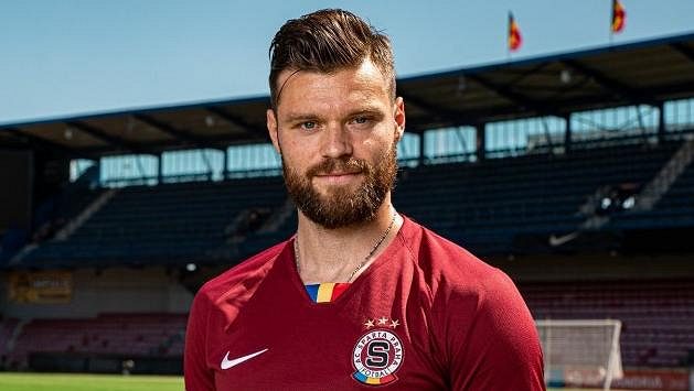 Ondřej Čelůstka oblékl rudý sparťanský dres. Ondřej Čelůstka oblékl rudý sparťanský dres.