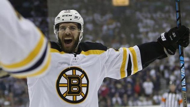 Český útočník David Krejčí slaví. Právě jeho trefa poslala hokejisty Bostonu do finále Východní konference play off NHL. Český útočník David Krejčí slaví. Právě jeho trefa poslala hokejisty Bostonu do finále Východní konference play off NHL.
